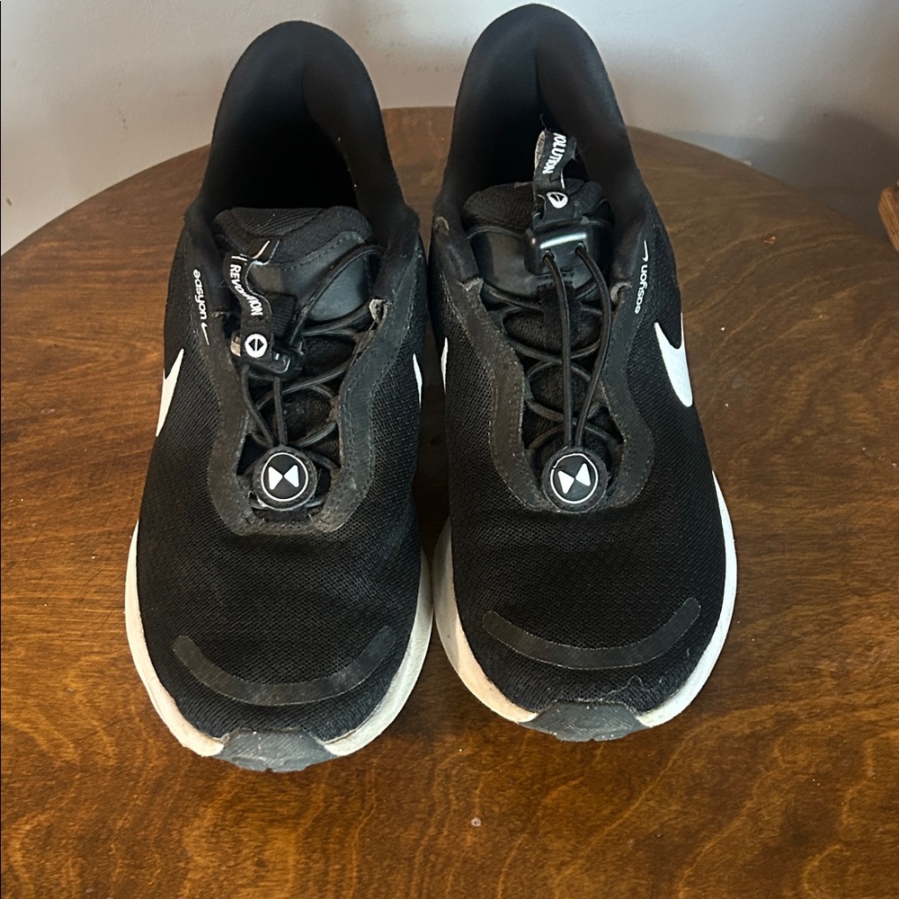 Nike Black and White Womens EasyOn Athletic Running Shoes with Quick-Lace